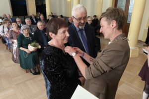 21.10.2025. Kielce. Wręczenie medali za długoletnie pożycie małżeńskie / źródło: Urząd Stanu Cywilnego Kielce