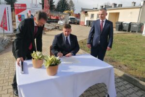 Milowy krok dla zdrowia mieszkańców Kazimierzy Wielkiej - Radio Kielce 30.10.2025. Kazimierza Wielka. Wmurowanie kamienia węgielnego pod budowę nowego skrzydła ZOL / Fot. Marta Gajda-Kruk - Radio Kielce