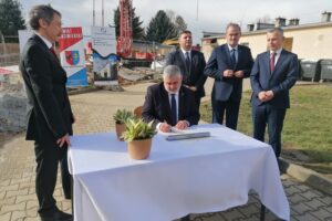 Milowy krok dla zdrowia mieszkańców Kazimierzy Wielkiej - Radio Kielce 30.10.2025. Kazimierza Wielka. Wmurowanie kamienia węgielnego pod budowę nowego skrzydła ZOL / Fot. Marta Gajda-Kruk - Radio Kielce