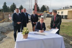 Milowy krok dla zdrowia mieszkańców Kazimierzy Wielkiej - Radio Kielce 30.10.2025. Kazimierza Wielka. Wmurowanie kamienia węgielnego pod budowę nowego skrzydła ZOL / Fot. Marta Gajda-Kruk - Radio Kielce