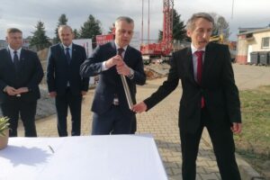 Milowy krok dla zdrowia mieszkańców Kazimierzy Wielkiej - Radio Kielce 30.10.2025. Kazimierza Wielka. Wmurowanie kamienia węgielnego pod budowę nowego skrzydła ZOL / Fot. Marta Gajda-Kruk - Radio Kielce