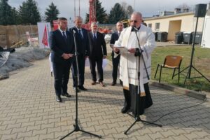 Milowy krok dla zdrowia mieszkańców Kazimierzy Wielkiej - Radio Kielce 30.10.2025. Kazimierza Wielka. Wmurowanie kamienia węgielnego pod budowę nowego skrzydła ZOL / Fot. Marta Gajda-Kruk - Radio Kielce