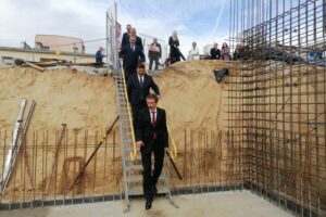 Milowy krok dla zdrowia mieszkańców Kazimierzy Wielkiej - Radio Kielce 30.10.2025. Kazimierza Wielka. Wmurowanie kamienia węgielnego pod budowę nowego skrzydła ZOL / Fot. Marta Gajda-Kruk - Radio Kielce