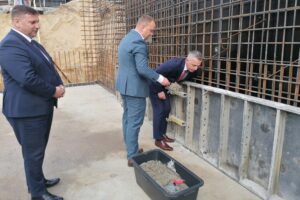 Milowy krok dla zdrowia mieszkańców Kazimierzy Wielkiej - Radio Kielce 30.10.2025. Kazimierza Wielka. Wmurowanie kamienia węgielnego pod budowę nowego skrzydła ZOL / Fot. Marta Gajda-Kruk - Radio Kielce