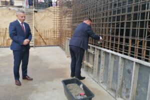 Milowy krok dla zdrowia mieszkańców Kazimierzy Wielkiej - Radio Kielce 30.10.2025. Kazimierza Wielka. Wmurowanie kamienia węgielnego pod budowę nowego skrzydła ZOL / Fot. Marta Gajda-Kruk - Radio Kielce