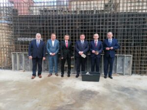 Milowy krok dla zdrowia mieszkańców Kazimierzy Wielkiej - Radio Kielce 30.10.2025. Kazimierza Wielka. Wmurowanie kamienia węgielnego pod budowę nowego skrzydła ZOL / Fot. Marta Gajda-Kruk - Radio Kielce