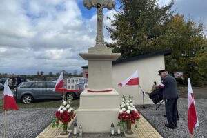 18.10.2025. Leszczków. Odsłonięcie odrestaurowanego pomnika poświęconego powstańcom / Fot. Grażyna Szlęzak-Wójcik - Radio Kielce
