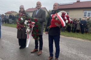 18.10.2025. Leszczków. Odsłonięcie odrestaurowanego pomnika poświęconego powstańcom / Fot. Grażyna Szlęzak-Wójcik - Radio Kielce