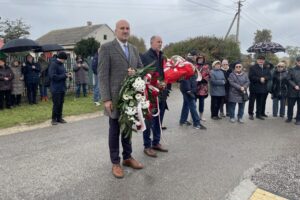 18.10.2025. Leszczków. Odsłonięcie odrestaurowanego pomnika poświęconego powstańcom / Fot. Grażyna Szlęzak-Wójcik - Radio Kielce