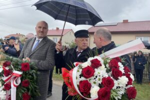18.10.2025. Leszczków. Odsłonięcie odrestaurowanego pomnika poświęconego powstańcom / Fot. Grażyna Szlęzak-Wójcik - Radio Kielce