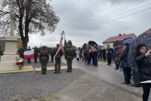 18.10.2025. Leszczków. Odsłonięcie odrestaurowanego pomnika poświęconego powstańcom / Fot. Grażyna Szlęzak-Wójcik - Radio Kielce