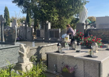 Trwają porządki na cmentarzach - Radio Kielce Trwają porządki na cmentarzach