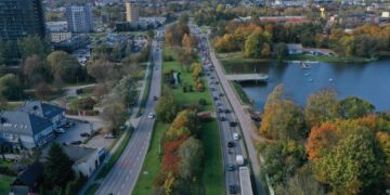 S74 przez Kielce. Konsultacje od czwartku, a budowa już wiosną? - Radio Kielce 21.10.2025. Kielce. Ulica Jesionowa, miejski odcinek drogi krajowej nr 74 / Fot. Jarosław Kubalski – Radio Kielce