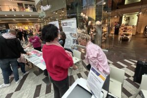 18.10.2025. Kielce. Bezpłatne badania i porady specjalistów w Galerii Korona / Fot. Iwona Murawska-Bujnowicz - Radio Kielce