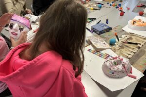 Maski inspiracją dla małych pacjentów - Radio Kielce 31.10.2025. Kielce. Warsztaty plastyczne w Świętokrzyskim Centrum Psychiatrii / Fot. Iwona Murawska-Bujnowicz - Radio Kielce