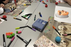 Maski inspiracją dla małych pacjentów - Radio Kielce 31.10.2025. Kielce. Warsztaty plastyczne w Świętokrzyskim Centrum Psychiatrii / Fot. Iwona Murawska-Bujnowicz - Radio Kielce