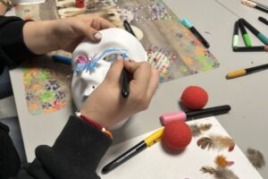 Maski inspiracją dla małych pacjentów - Radio Kielce 31.10.2025. Kielce. Warsztaty plastyczne w Świętokrzyskim Centrum Psychiatrii / Fot. Iwona Murawska-Bujnowicz - Radio Kielce