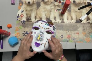 Maski inspiracją dla małych pacjentów - Radio Kielce 31.10.2025. Kielce. Warsztaty plastyczne w Świętokrzyskim Centrum Psychiatrii / Fot. Iwona Murawska-Bujnowicz - Radio Kielce