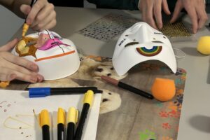 Maski inspiracją dla małych pacjentów - Radio Kielce 31.10.2025. Kielce. Warsztaty plastyczne w Świętokrzyskim Centrum Psychiatrii / Fot. Iwona Murawska-Bujnowicz - Radio Kielce