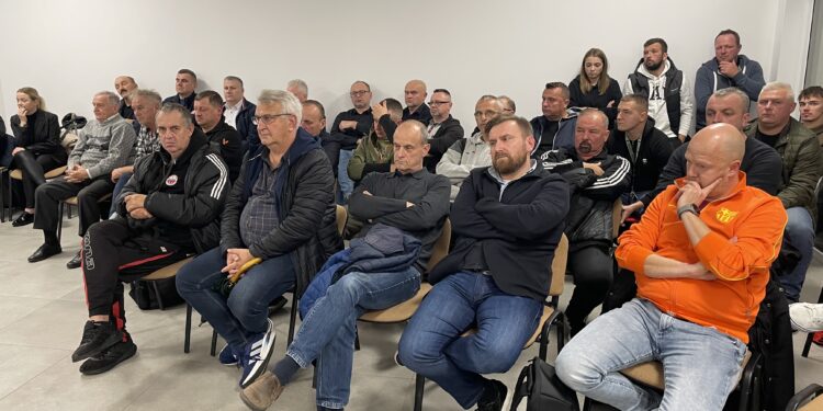 Sparta Kazimierza Wielka ma nowy zarząd - Radio Kielce 28.10.2025. Kazimierza Wielka. Nadzwyczajne Walne Zebranie Członków MLKS Sparta / Fot. Kamil Król - Radio Kielce