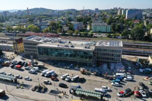 Historia kieleckich ulic. Plac Niepodległości - Radio Kielce 28.09.2023. Kielce. Plac Niepodległości i dworzec kolejowy / Fot. Jarosław Kubalski - Radio Kielce