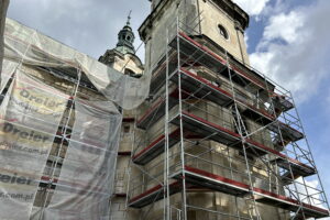Dzięki laserowi najstarsza świątynia cystersów odzyskuje blask - Radio Kielce