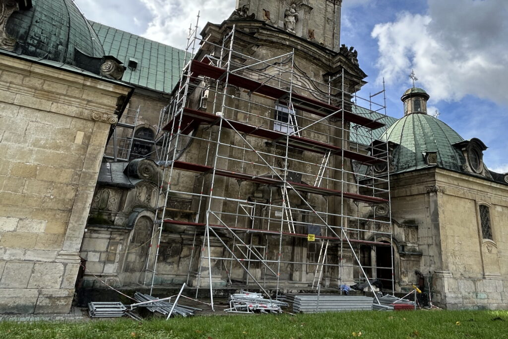 Dzięki laserowi najstarsza świątynia cystersów odzyskuje blask - Radio Kielce