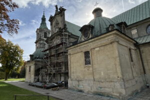 Dzięki laserowi najstarsza świątynia cystersów odzyskuje blask - Radio Kielce