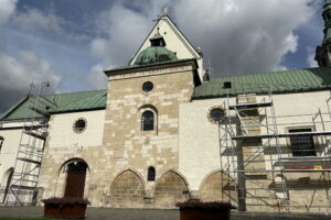 Dzięki laserowi najstarsza świątynia cystersów odzyskuje blask - Radio Kielce