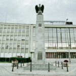 Kielce. 12.08.2016. Pomnik Niepodległości przed dworcem kolejowym / Fot. Jarosław Kubalski - Radio Kielce