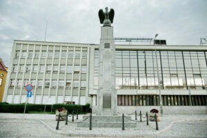 Historia kieleckich ulic. Plac Niepodległości - Radio Kielce Kielce. 12.08.2016. Pomnik Niepodległości przed dworcem kolejowym / Fot. Jarosław Kubalski - Radio Kielce