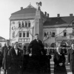 Kielce. Plac Niepodległości. Listopad 1929 r. Uroczystość odsłonięcia pomnika Niepodległości / źródło: facebook.com/KielceNaPrzestrzeniLat