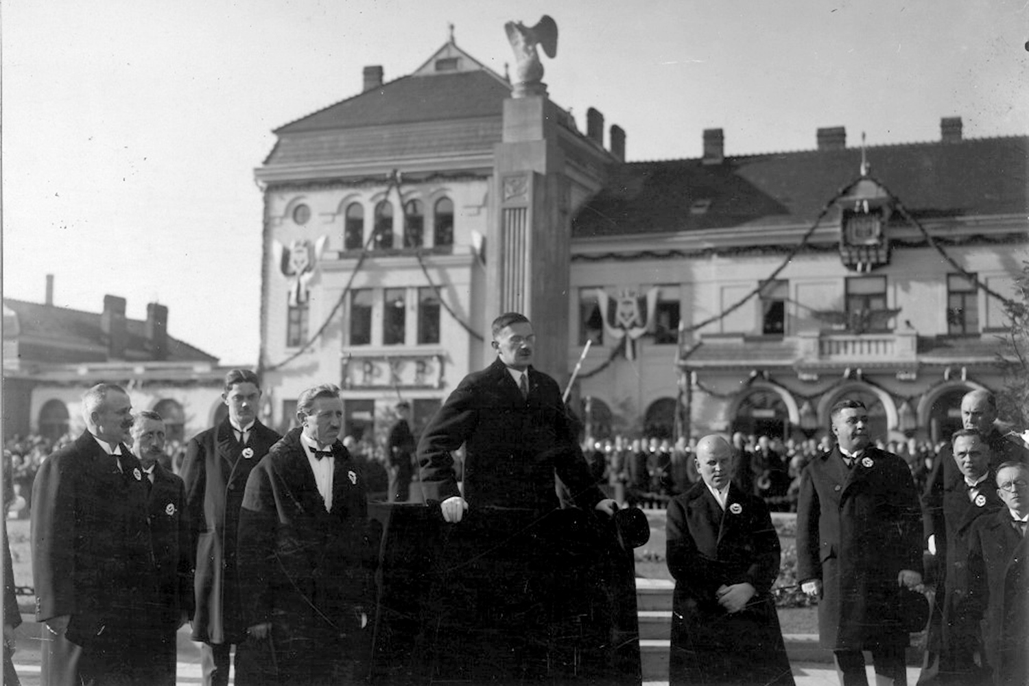 Kielce. Plac Niepodległości. Listopad 1929 r. Uroczystość odsłonięcia pomnika Niepodległości / źródło: facebook.com/KielceNaPrzestrzeniLat Kielce. Plac Niepodległości. Listopad 1929 r. Uroczystość odsłonięcia pomnika Niepodległości / źródło: facebook.com/KielceNaPrzestrzeniLat
