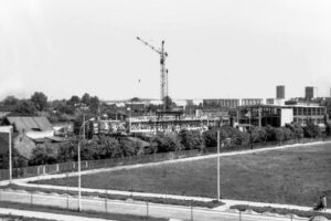 Kielce. Aleja Tysiąclecia Państwa Polskiego. Lata 1967-1969. Widok w stronę ulicy Warszawskiej / źródło: fotopolska.eu (zdjęcie z kolekcji Ewy Żymańczyk)