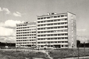 Kielce. Aleja Tysiąclecia Państwa Polskiego. Lata 1968-1975. Akademiki Politechniki Świętokrzyskiej – „Filon” (z lewej) i „Laura” / źródło: facebook.com/KielceNaPrzestrzeniLat