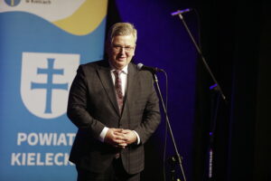 Władze powiatu doceniły najbardziej zasłużonych pedagogów - Radio Kielce