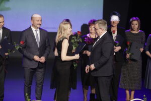 Władze powiatu doceniły najbardziej zasłużonych pedagogów - Radio Kielce