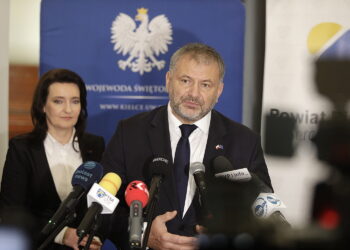 20.10.2025 Pińczów. Minister sprawiedliwości Waldemar Żurek i sekretarz stanu w Kancelarii Prezesa Rady Ministrów Marzena Okła-Drewnowicz podczas konferencji prasowej / Fot. Jarosław Kubalski - Radio Kielce