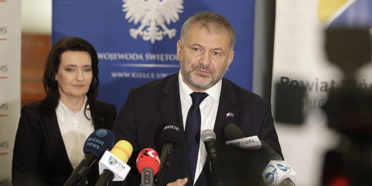 20.10.2025 Pińczów. Minister sprawiedliwości Waldemar Żurek i sekretarz stanu w Kancelarii Prezesa Rady Ministrów Marzena Okła-Drewnowicz podczas konferencji prasowej / Fot. Jarosław Kubalski - Radio Kielce