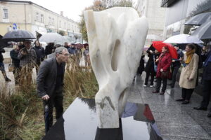 24.10.2025. Kielce. Ul. Warszawska. Uroczyste odsłonięcie rzeźb autorstwa Pawła Osóbki, Waldemara Musika i Pawła Witkowskiego / Fot. Jarosław Kubalski - Radio Kielce