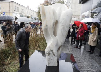 Kielce. „Rejs”, „Kropla” i „Intymność” – trzy kamienne rzeźby stanęły na ulicy Warszawskiej - Radio Kielce 24.10.2025. Kielce. Ul. Warszawska. Uroczyste odsłonięcie rzeźb autorstwa Pawła Osóbki, Waldemara Musika i Pawła Witkowskiego / Fot. Jarosław Kubalski - Radio Kielce