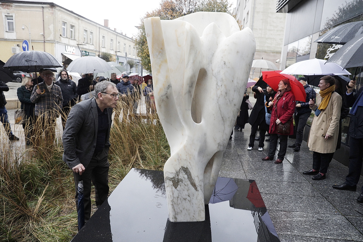 Galeria rzeźby plenerowej na ulicy Warszawskiej wzbogaciła się o nowe prace - Radio Kielce 24.10.2025. Kielce. Ul. Warszawska. Uroczyste odsłonięcie rzeźb autorstwa Pawła Osóbki, Waldemara Musika i Pawła Witkowskiego / Fot. Jarosław Kubalski - Radio Kielce