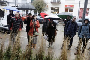 24.10.2025. Kielce. Ul. Warszawska. Uroczyste odsłonięcie rzeźb autorstwa Pawła Osóbki, Waldemara Musika i Pawła Witkowskiego / Fot. Jarosław Kubalski - Radio Kielce