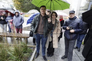 24.10.2025. Kielce. Ul. Warszawska. Uroczyste odsłonięcie rzeźb autorstwa Pawła Osóbki, Waldemara Musika i Pawła Witkowskiego / Fot. Jarosław Kubalski - Radio Kielce