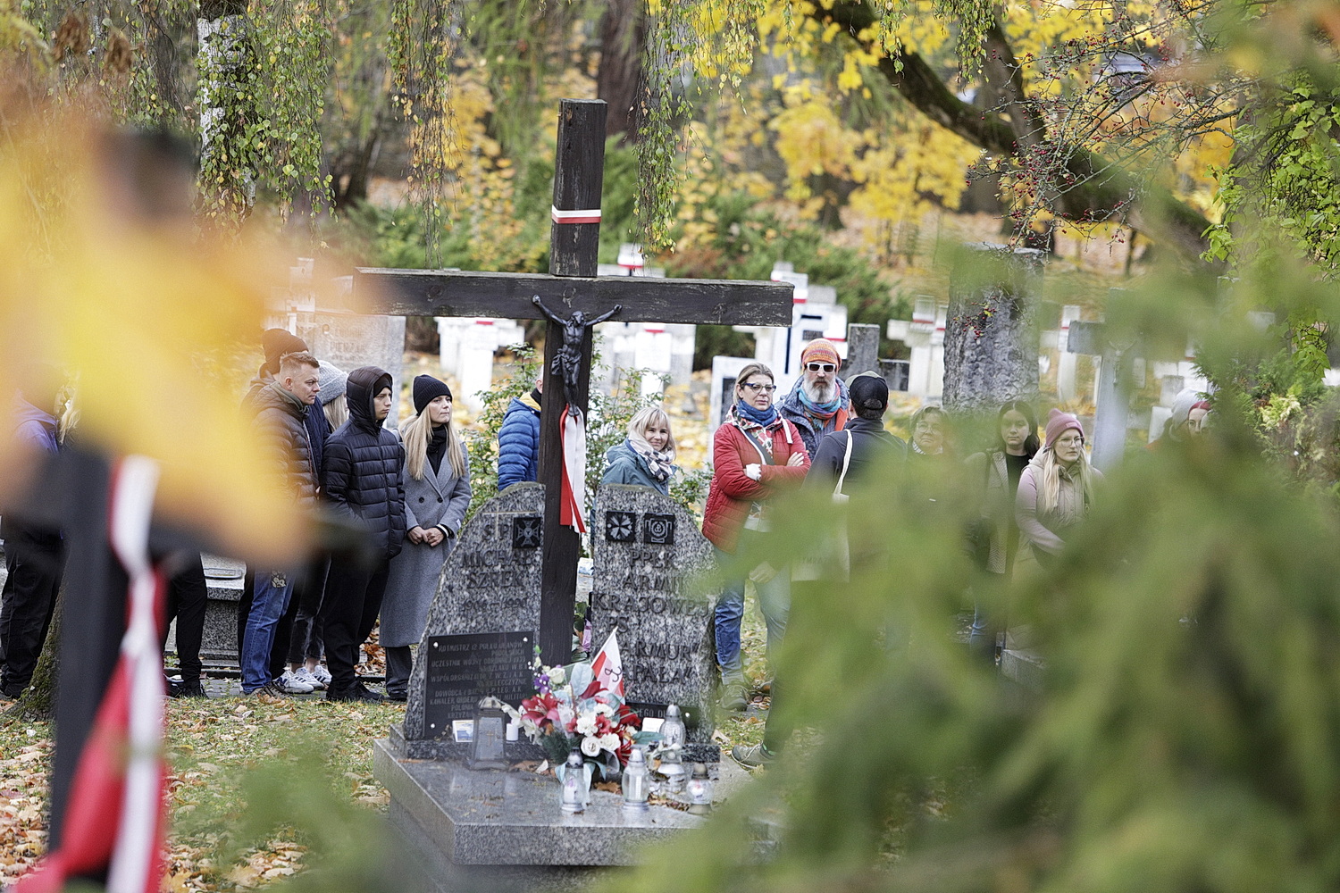 Miłośnicy historii spacerują po nekropolii
