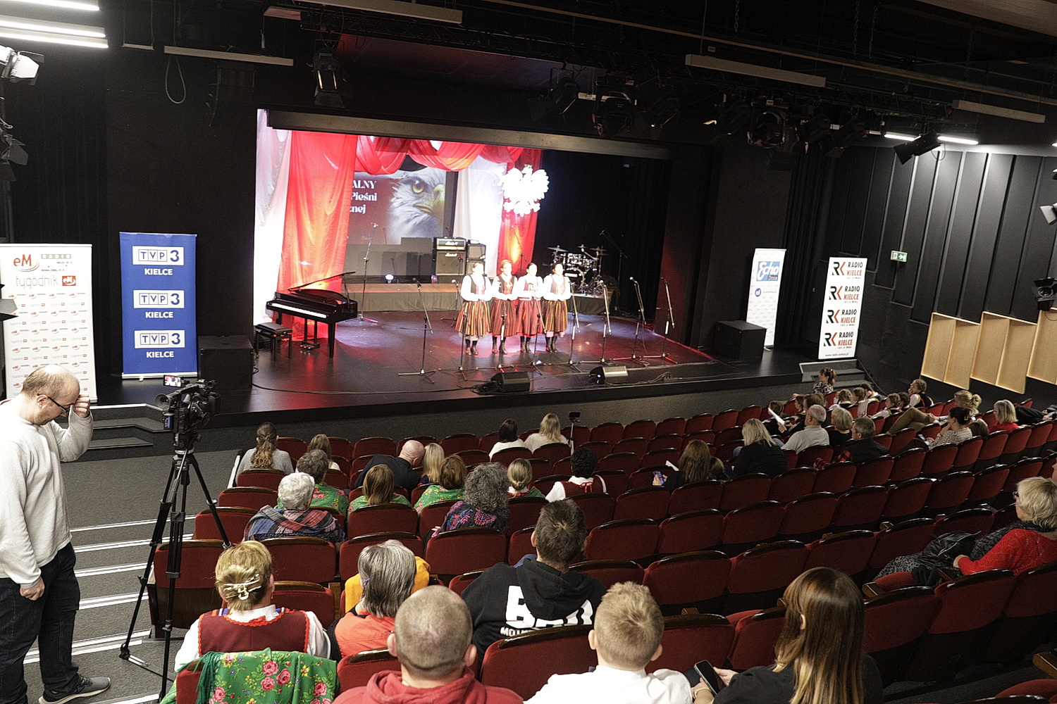Pieśni patriotyczne rozbrzmiewały w Wojewódzkim Domu Kultury - Radio Kielce 26.10.2025. Kielce. WDK. Finał V Regionalnego Przeglądu Pieśni Patriotycznej / Fot. Jarosław Kubalski - Radio Kielce