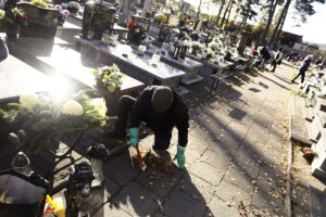 Kielczanie sprzątają groby bliskich. Nekropolie pełne ludzi - Radio Kielce 31.10.2025. Kielce. Sprzątanie grobów przed dniem Wszystkich Świętych / Fot. Jarosław Kubalski - Radio Kielce