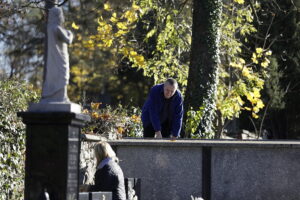 Kielczanie sprzątają groby bliskich. Nekropolie pełne ludzi - Radio Kielce 31.10.2025. Kielce. Sprzątanie grobów przed dniem Wszystkich Świętych / Fot. Jarosław Kubalski - Radio Kielce