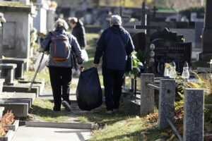 Kielczanie sprzątają groby bliskich. Nekropolie pełne ludzi - Radio Kielce 31.10.2025. Kielce. Sprzątanie grobów przed dniem Wszystkich Świętych / Fot. Jarosław Kubalski - Radio Kielce