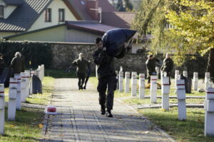 Kielczanie sprzątają groby bliskich. Nekropolie pełne ludzi - Radio Kielce 31.10.2025. Kielce. Sprzątanie grobów przed dniem Wszystkich Świętych / Fot. Jarosław Kubalski - Radio Kielce